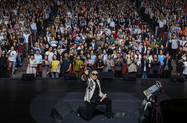 가수 이승철이 2025 한화생명 콘서트에서 관객들과 기념촬영을 하고 있다. /한화생명