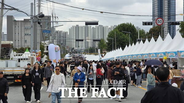 2025 대전 빵축제 첫날인 18일 행사장에는 관람객의 발길이 이어지고 있다. /정예준 기자