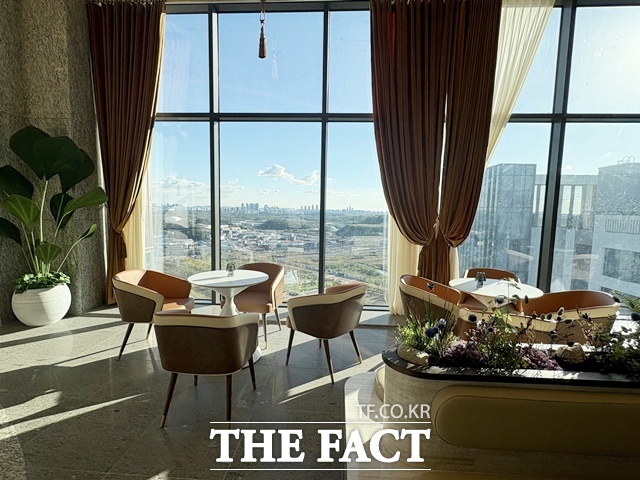 스카이커뮤니티에서는 단지 밖 황토십리길과 메밀밭이 한 눈에 보인다. /공미나 기자