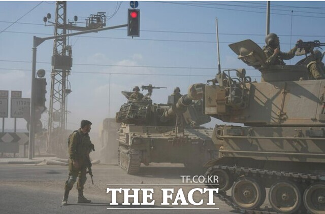 이스라엘이 팔레스타인 무장정파 하마스가 자국 군인 2명을 사망케 해 휴전 협정을 위반했다며 19일(현지시간) 가자지구에 대한 공습을 일시 재개하고 인도적 지원을 중지했다. 사진은 지난 2023년 11월 1일(현지시간) 이스라엘 전차들이 가자지구로 이동하는 모습. /AP.뉴시스