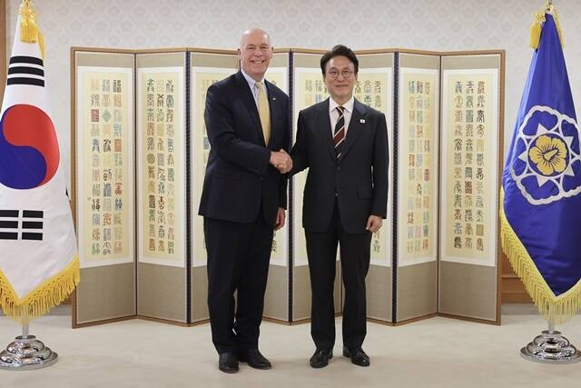 김민석 국무총리는 20일 그레그 지안포르테 미국 몬태나 주지사를 접견하고, 비자 제도 개선을 위한 관심을 당부했다. 김 총리는 안정적 대미 투자 환경을 위해 원활한 입국이 보장돼야 한다고 강조했다. /총리실