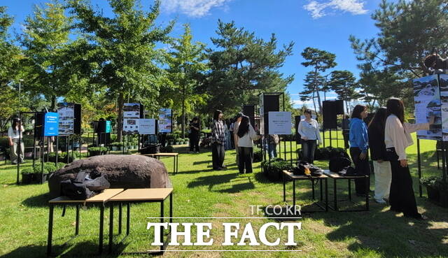 한밭대 산업디자인학과 학생들이 2025 유성국화축제에서 선보이고 있는 팝업 갤러리 프로젝트. /한밭대