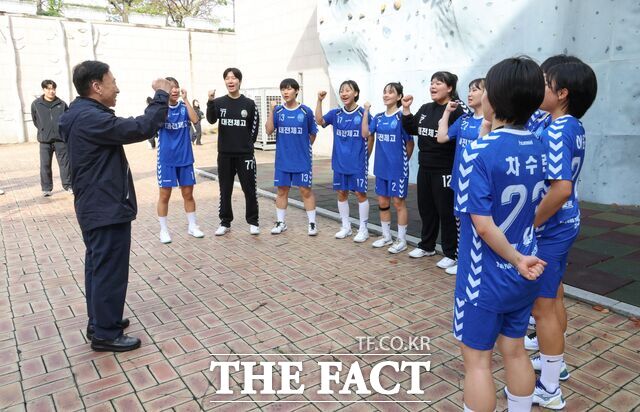 19일 설동호 교육감이 전국체전 핸드볼 경기현장을 방문해 대전체육고 선수들과 함께 화이팅을 외치고 있다. /대전교육청