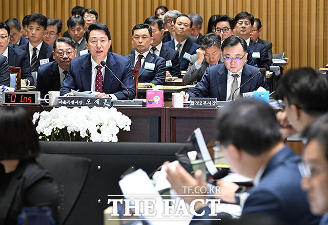 오세훈 서울시장이 20일 오전 서울 중구 서울특별시청에서 열린 국회 국토교통위원회의 서울특별시에 대한 국정감사에 참석해 질의에 답변을 하고 있다. /박헌우 기자