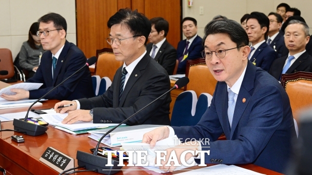 이억원 금융위원장이 20일 서울 여의도 국회에서 열린 정무위원회의 금융위원회 등에 대한 국정감사에 출석해 질의 답변을 하고 있다. /국회=남윤호 기자