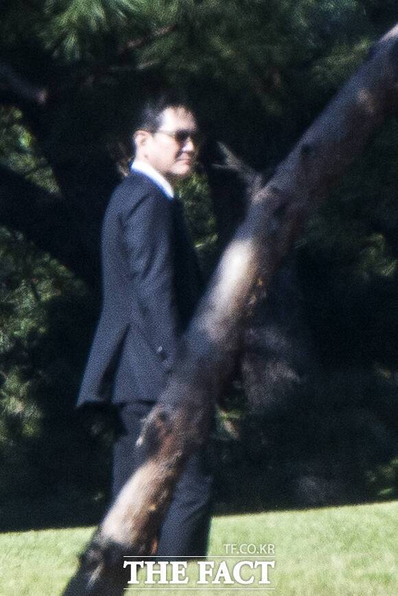 이재용 삼성전자 회장이 지난해 경기 수원 이목동 선영에서 열린 이건희 선대회장 4주기 추도식에 참석하고 있다. /서예원 기자