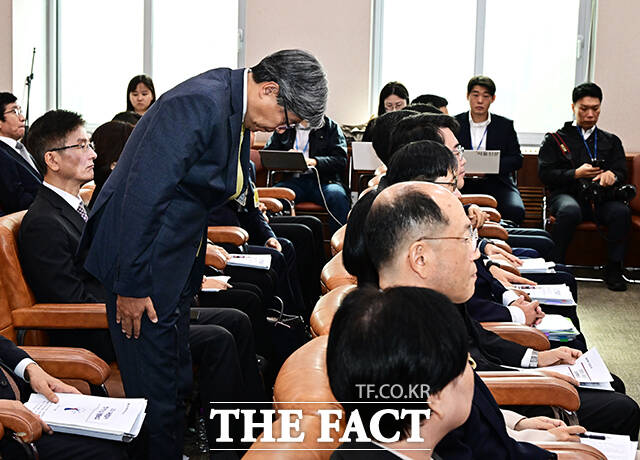 인사하는 김재호 춘천지방법원장.