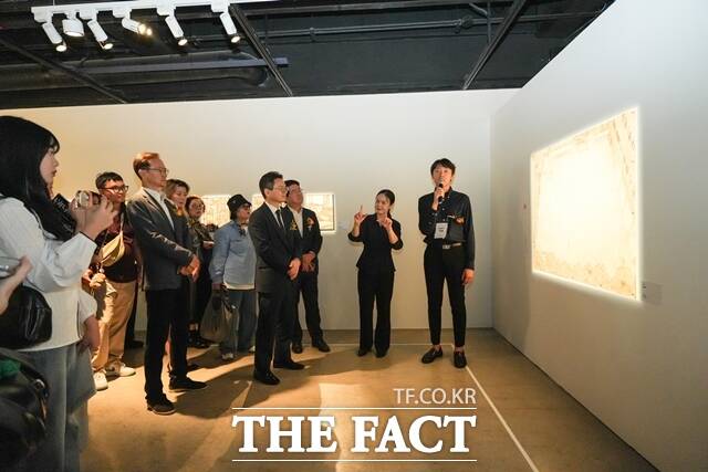 17일 예술의전달 한가람미술관에서 관객들이 감각의 서사 전시를 관람하고있다. /효성