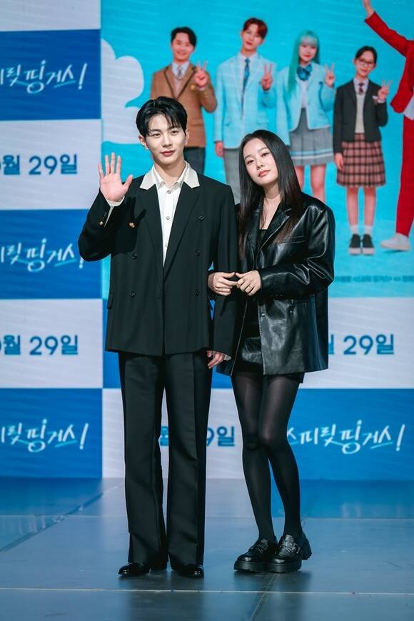 배우 최보민(왼쪽)과 박유나가 20일 오후 2시 서울 마포구 상암동 쇼킹케이팝센터에서 열린 티빙 새 드라마 스피릿 핑거스 제작발표회에서 연기에 중점을 둔 부분을 전했다. /㈜넘버쓰리픽쳐스, MI, 케나즈