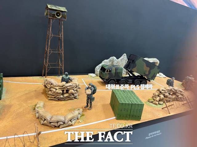 기아가 ADEX 2025 비즈니스 데이 부스에 설치한 대형표준차 모형. /최의종 기자