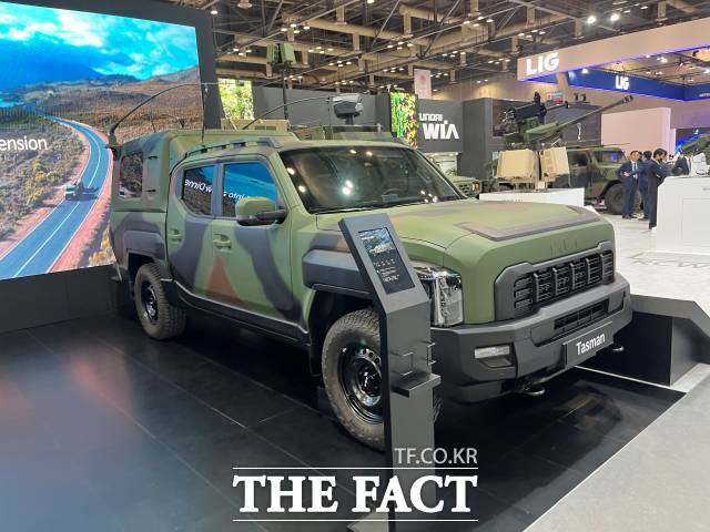 20~24일 경기 고양 킨텍스에서 열리는 ADEX 2025 비즈니스 데이 현대자동차그룹 통합 부스 기아 공간에 전시돼 있는 타스만 군용 지휘차. /최의종 기자