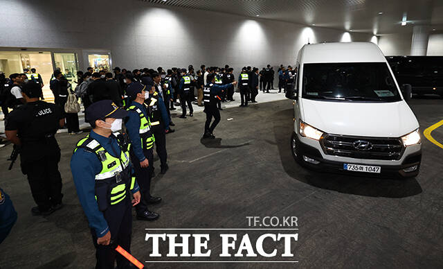 캄보디아 온라인 사기에 가담해 구금된 한국인들이 18일 오전 인천국제공항을 통해 송환되고 있다. /인천국제공항=장윤석 기자
