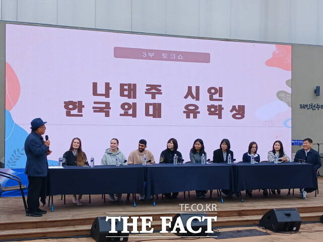 공주시가 18~9일 이틀 동안 공주 하숙마을 일원에서 제8회 풀꽃문학제를 열었다. /공주시