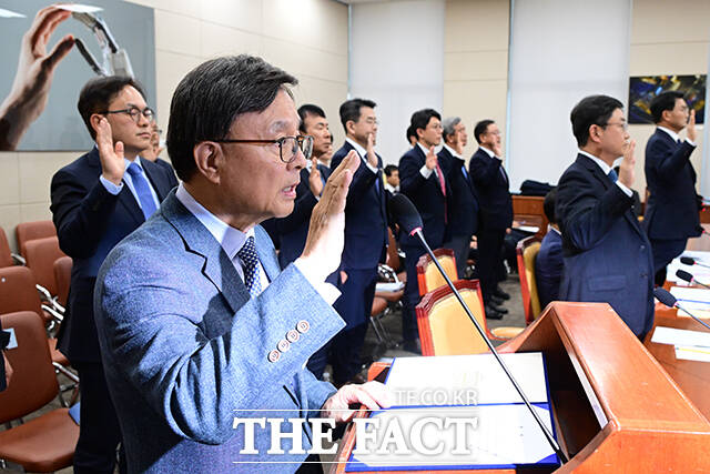 김백 전 YTN 사장(왼쪽 두 번째)이 20일 서울 여의도 국회에서 열린 과학기술정보방송통신위원회의 방송미디어통신위원회 등에 대한 국정감사에 출석해 증인 선서를 하고 있다. /국회=남윤호 기자