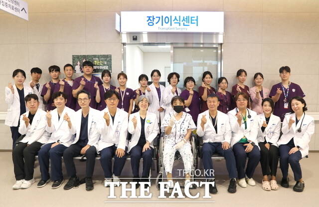 순천향대천안병원이 새 병원 개원 후 첫 생체 간이식 수술을 성공적으로 시행한 가운데, 수술을 받은 환자와 의료진이 함께 기념 촬영을 하고 있다. /순천향대천안병원
