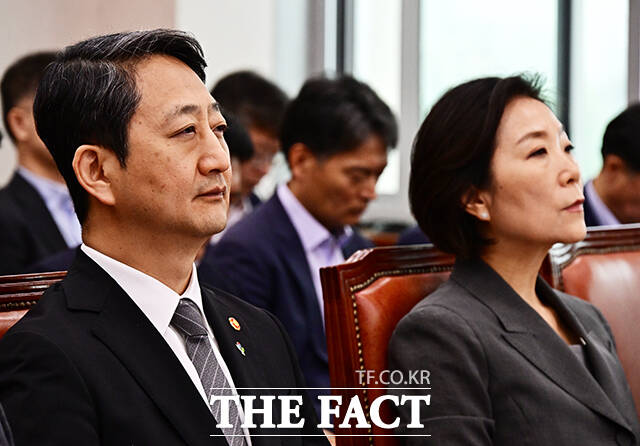 안덕근 산업통상자원부 장관과 오영주 중소벤처기업부 장관이 25일 오전 서울 여의도 국회에서 열린 산업통상자원중소벤처기업위원회 전체회의에 참석하고 있다. /배정한 기자