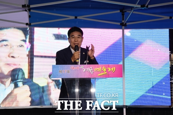 이응우 계룡시장이 제17회 계룡예술제에 참석해 축사하고 있는 모습. /계룡시