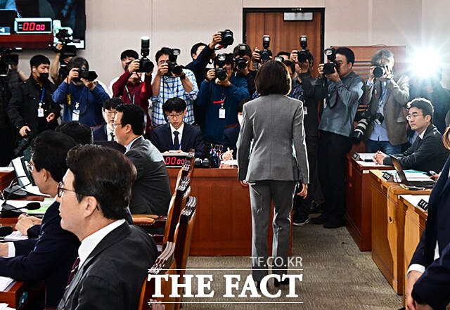 신상발언 마친 뒤 이석하는 나경원 국민의힘 의원.