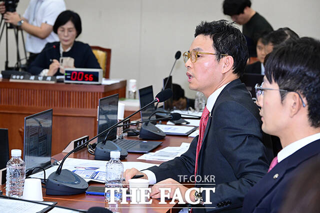 박정훈 국민의힘 의원이 방송미디어통신위원회 등에 대한 국정감사에서 최민희 위원장 딸의 결혼식 화환과 관련해 발언하고 있다.