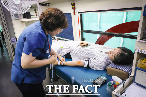 유성선병원이 20일 병원 본관 앞에서 혈액 수급 안정화와 생명 나눔 문화 확산을 위해 헌혈 캠페인을 진행했다. 병원 직원이 헌혈을 하고 있다. /유성선병원
