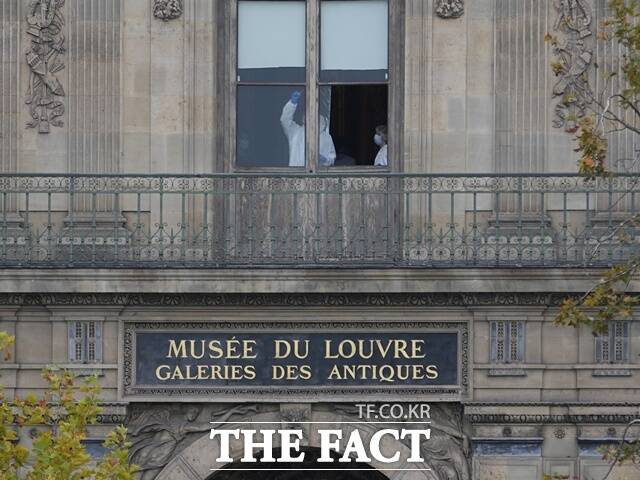 에마뉘엘 마크롱 프랑스 대통령은 이날 SNS 엑스(X·옛 트위터)에 범인들을 반드시 잡고 유물을 되찾을 것이라고 적었다. 사진은 이날 절도 사건 후 현장을 조사하는 모습. /AP.뉴시스