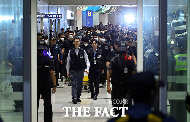 캄보디아 온라인 사기에 가담해 구금된 한국인들이 지난 18일 오전 인천국제공항을 통해 송환되고 있다. /인천국제공항=장윤석 기자