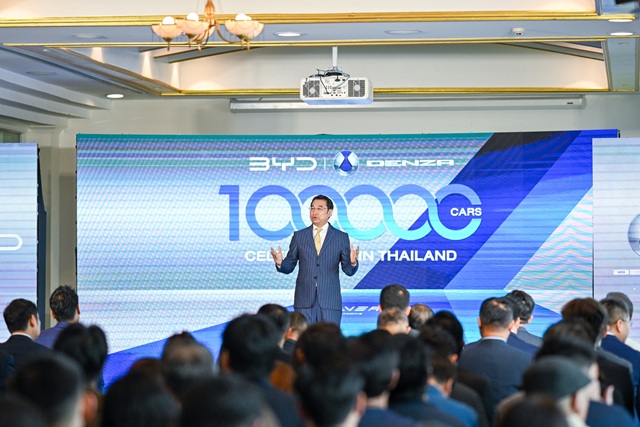 지난 16일 류쉐량 BYD 아시아태평양 자동차 영업사업부 총경리가 태국 방콕에서 열린 누적 판매 10만대 달성을 기념하는 인도식에서 축사를 하고 있다. /BYD