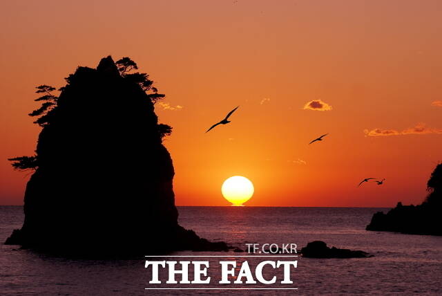 할아비바위의 온전한 모습과 할미바위 사이 일몰 모습. / 태안군