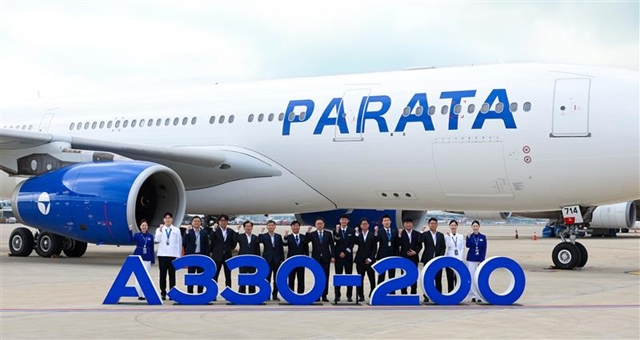 19일 인천국제공항에서 진행된 파라타항공 3호기(A330-200)도입 기념행사에서 파라타항공 윤철민 대표이사(가운데)와 임직원들이 기념 촬영을 하고 있다. /파라타항공