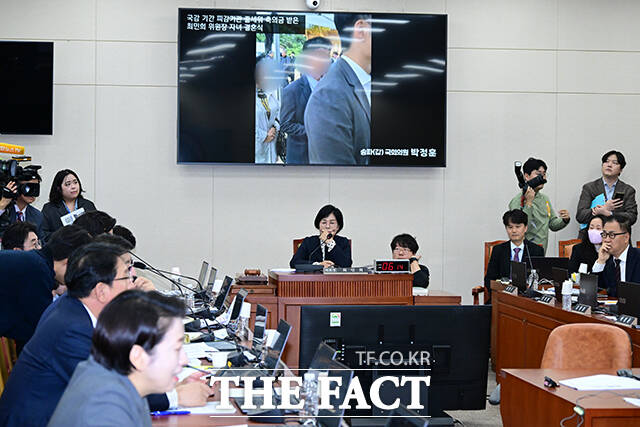 최민희 위원장 딸 결혼식 문제 삼은 박정훈 의원.