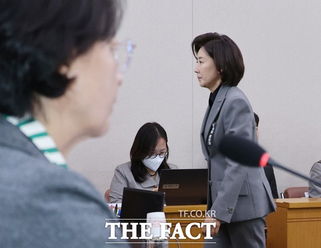나경원 국민의힘 의원이 신상발언을 마친 후 감사장을 나서고 있다. /뉴시스