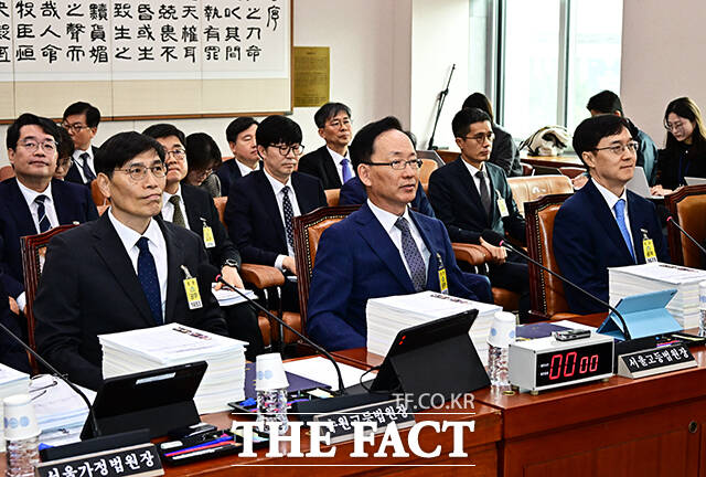 법사위 국정감사 출석한 배준현 수원고등법원장과 김대웅 서울고등법원장, 오민석 서울중앙지방법원장(왼쪽부터).