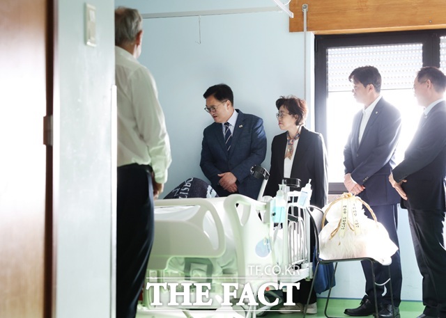 우원식 국회의장이 19일(현지시간) 포르투갈 리스본 성 프란시스쿠 샤비에르 국립병원을 찾아 지난 9월 케이블 전차 탈선 사고로 다친 한국인 환자를 위로하고 있다. /국회의장실 제공