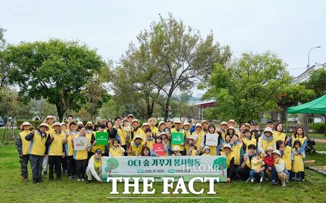 OCI 임직원, 가족들이 18일 OCI 숲 가꾸기 행사 후 기념촬영을 하고 있다. /OCI홀딩스