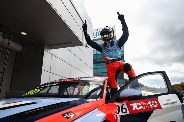 미켈 아즈코나 선수가 지난 17~19일 열린 2025 TCR 월드투어 6라운드 한국 대회에서 우승을 차지하고 기뻐하는 모습. /현대차