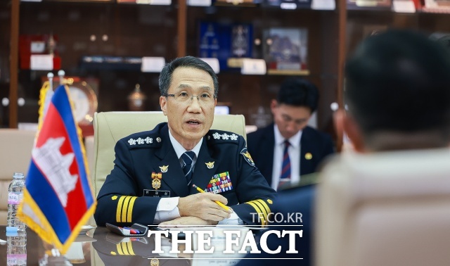 유재성 경찰청장 직무대행이 21일 서울 서대문구 청사에서 열린 캄보디아 경찰청 차장과의 한·캄 경찰 양자 회담에 한국인 대상 스캠(온라인 사기) 범죄 대응과 협력 방안을 논의하고 있다./ 경찰청