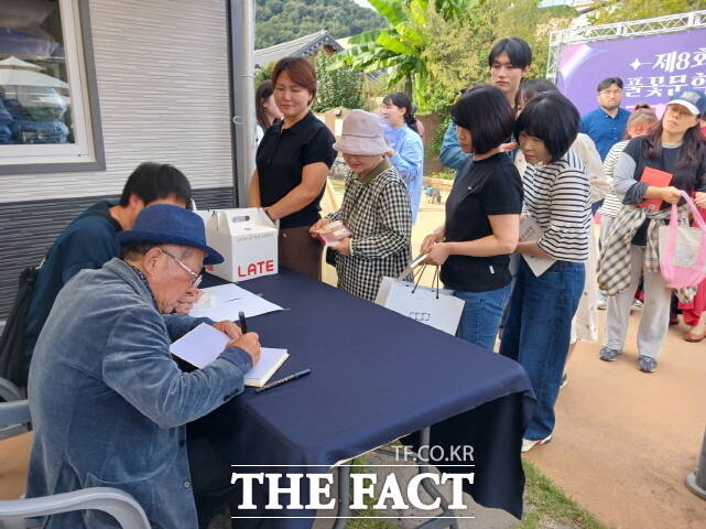 공주시가 18~19일 공주 하숙마을 일원에서 제8회 풀꽃문학제를 성황리에 연 가운데 나태주 시인이 사인회를 갖고 있다. /공주시
