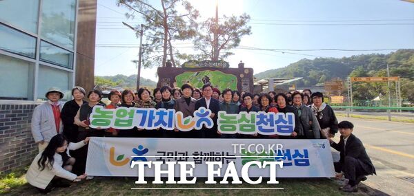 농협대전본부는 20일 고향주부모임대전시지회 및 농가주부모임대전시연합회, 대전시여성단체협의회와 함께 중구 무수천하 팜스테이체험마을을 방문해 지역농업과 농촌문화를 이해하는 농촌체험 프로그램을 진행했다. /농협대전본부