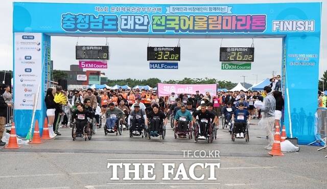 제6회 문화체육관광부장관배 충남도 태안 전국어울림마라톤대회에서 휄체어 장애인 출발 모습, /충남도장애인체육회