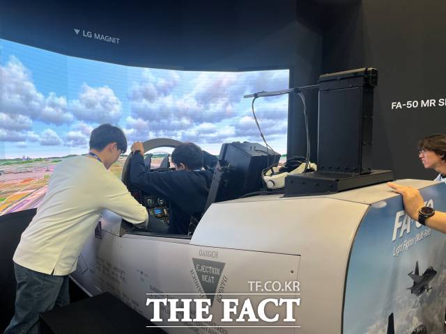KAI(한국항공우주산업) ADEX 2025 부스에서 참가자가 시뮬레이터를 작동하는 모습. /최의종 기자