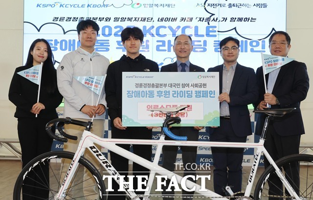이성철 경륜경정총괄본부장(왼쪽 네 번째), 김길중 선수(왼쪽 세 번째), 밀알복지재단 조성결 실장(왼쪽 다섯 번째) 등 관계자들이 기념사진을 촬영하고 있다./국민체육진흥공단