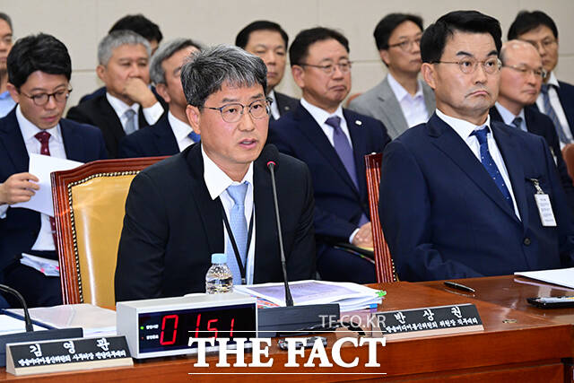 질의 답변하는 반상권 방송미디어통신위원회 위원장 직무대리 겸 대변인.