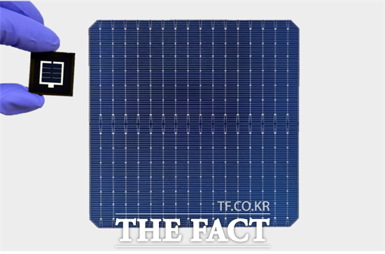 HD현대의 태양광 전문 계열사인 HD현대에너지솔루션은 최근 한국화학연구원과 공동으로 건식 진공증착 방식을 활용한 실리콘-페로브스카이트 탠덤 태양전지 핵심 기술 구현에 성공했다. 공동제작한 탠덤 셀(왼쪽)과 HD현대에너지솔루션이 제작한 HJT 셀(오른쪽). /HD현대에너지솔루션