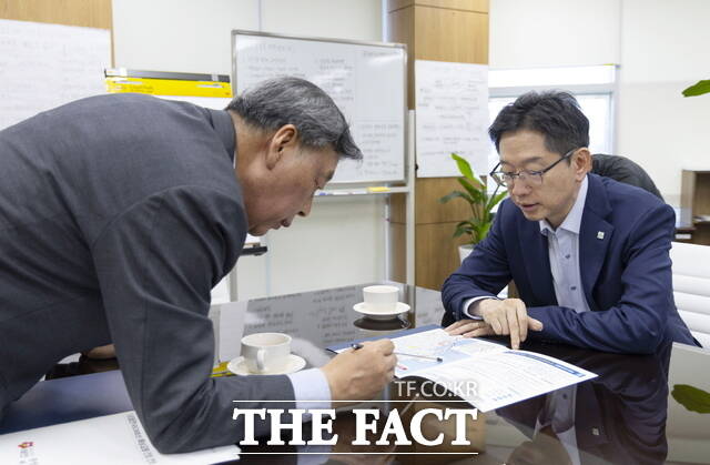 가세로 태안군수가 가로림 해상 교량 건립을 위한 도면을 김경수 지방시대위원장에게 설명하고 있다. /태안군