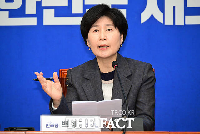 왼쪽부터 이건태 간사, 백혜련 위원장, 정청래 대표.