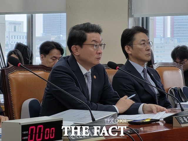 이억원 금융위원장은 20일 국회 정무위원회 국정감사에서 업무보고 인사말씀을 통해 동산시장 불안과 가계부채 증가세와 관련해 시장상황을 면밀히 모니터링하면서 필요시 준비된 추가 조치를 즉각 시행하겠다고 강조했다. /국회=이선영 기자