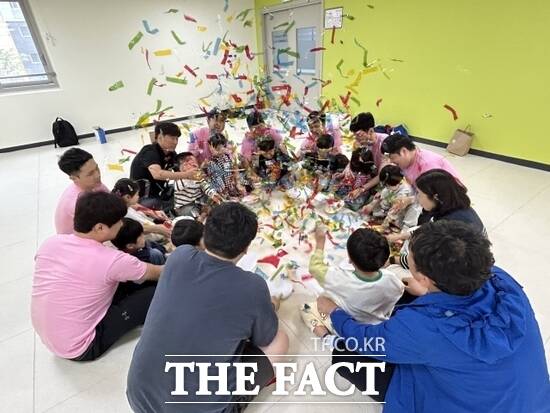 남양주시가 18일 남양주시육아종합지원센터에서 진행한 ‘아빠육아학교’의 네 번째 프로그램인 ‘아빠랑 체험놀이–무지개 물고기 유부초밥 만들기’에 참여한 아빠들과 아이들이 즐거운 시간을 보내고 있다. /남양주시