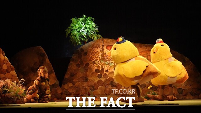 서천 문예의전당에서 열린 어린이 연극 강아지똥 무대 모습. /서천군