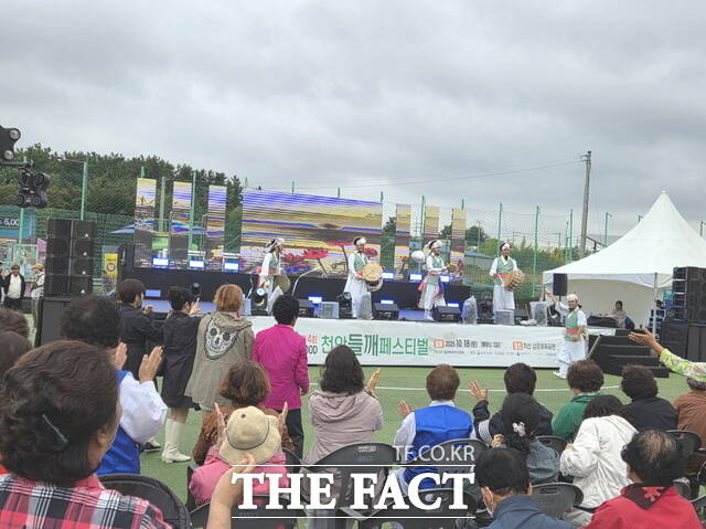 제4회 K-FOOD 천안들깨페스티벌 현장. 무대에서 흥겨운 농악 공연이 펼쳐지고 있다. /정효기 기자