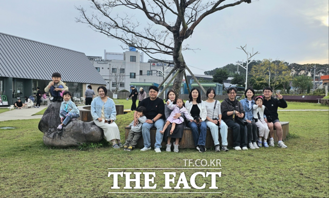 국립생태원의 사진 동호회 에코픽(EcoPic) 회원들이 가족과 함께 행사에 참석해 있다. /국립생태원